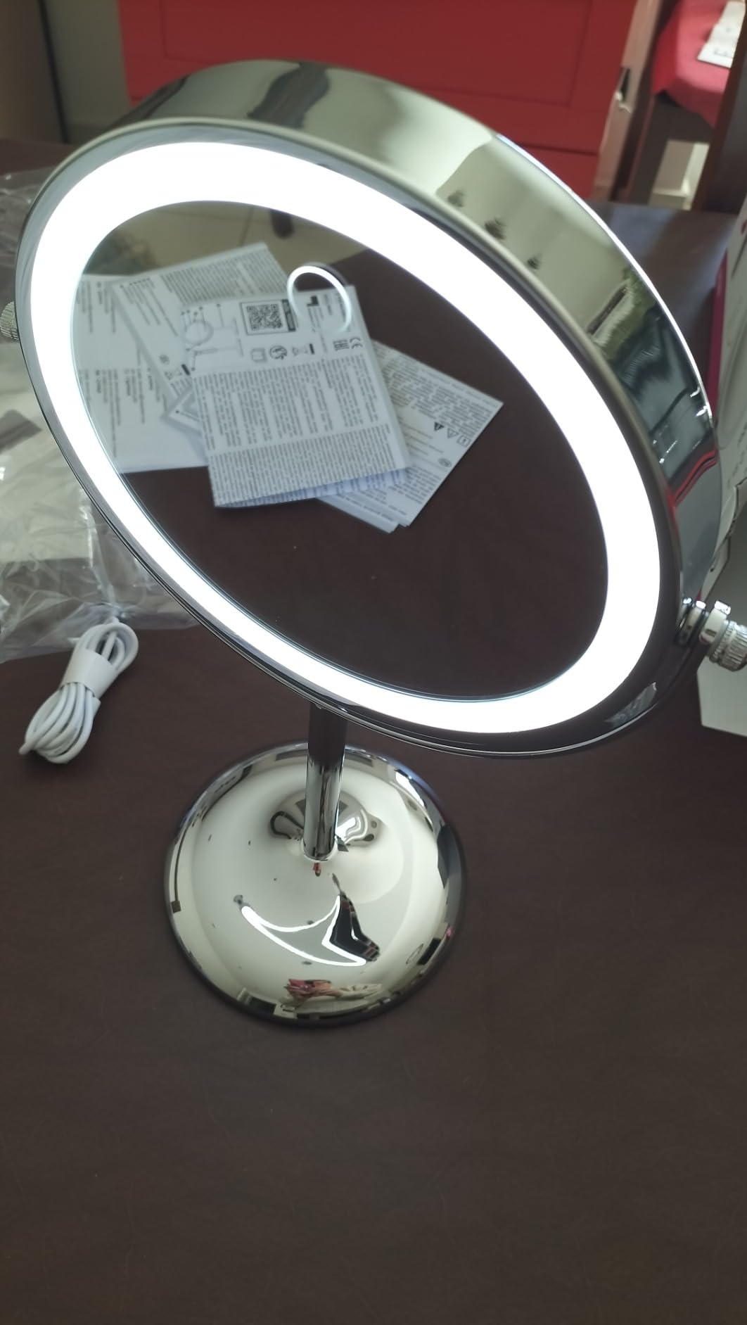 Muy buen espejo, base algo pequeña